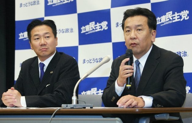 立憲民主党の衆院選１次公認候補を発表する枝野幸男代表（右）。左は福山哲郎幹事長＝10月6日午後、東京・永田町の参院議員会館 