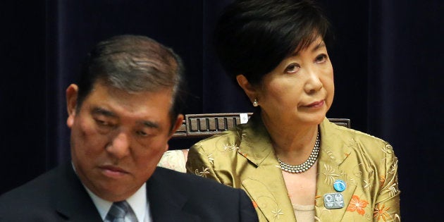 自衛隊高級幹部会同に、元防衛相として出席した東京都の小池百合子知事（右）と石破茂氏＝2017年09月11日、防衛省