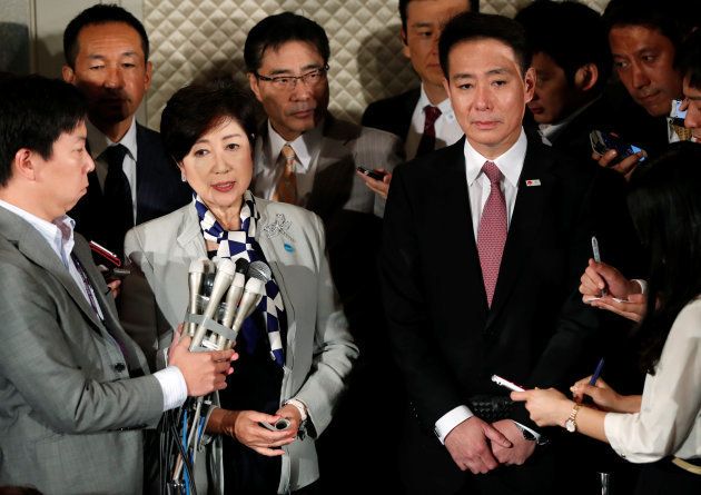小池百合子・東京都知事（左から3人目）率いる希望の党への合流を決めた民進党の前原誠司代表（右から4人目）＝10月5日、東京