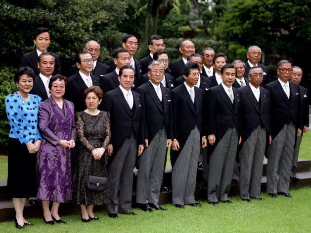 細川護煕首相（当時、前列右から4人目）と新内閣のメンバー。結党以来、38年間政権を維持してきた自民党が「下野」した＝1993年