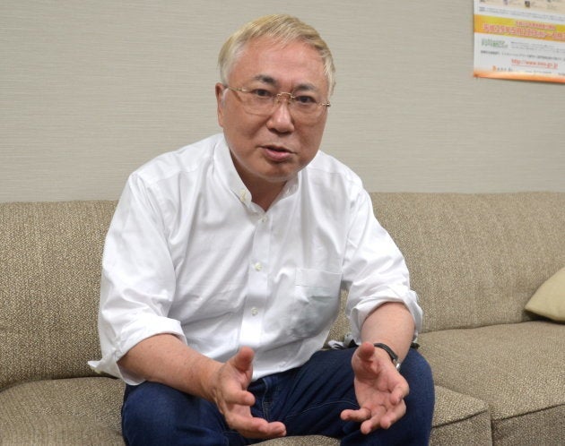 インタビューに答える高須克弥さん＝東京・赤坂