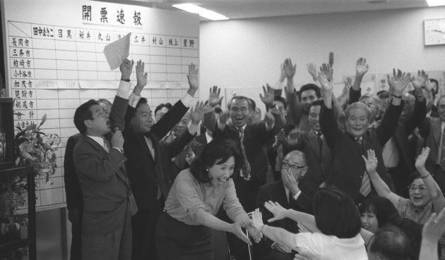 当選し支持者の万歳の中、喜びいっぱいの田中真紀子さん（新潟・長岡市の選挙事務所） 撮影日：1993年07月18日