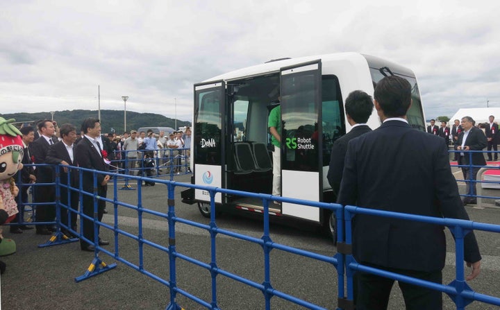 道の駅での自動運転サービスの実験を視察する石井啓一国土交通相（左から４人目）、茂木敏充経済再生担当相（同３人目）＝２日、栃木県栃木市（撮影日：2017年09月02日）