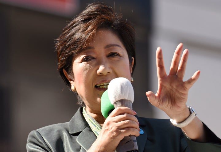 第４８回衆議院選挙が公示され、第一声を上げる希望の党の小池百合子代表（東京都知事）＝１０日、東京都豊島区のＪＲ池袋駅前 