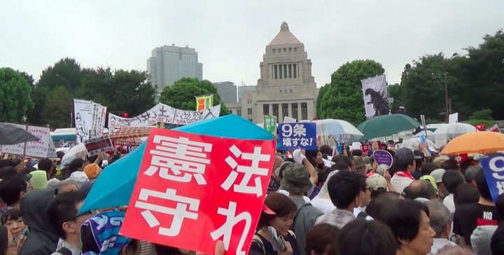 2015年8月30日、安保法制の採決に反対して国会前には大勢の人々が集まった