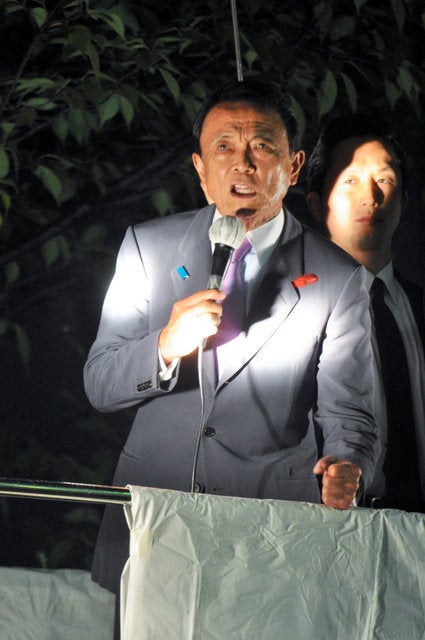 街頭演説をする麻生太郎副総理兼財務相＝１５日午後７時ごろ、千葉県浦安市のＪＲ新浦安駅前、藤田直央撮影