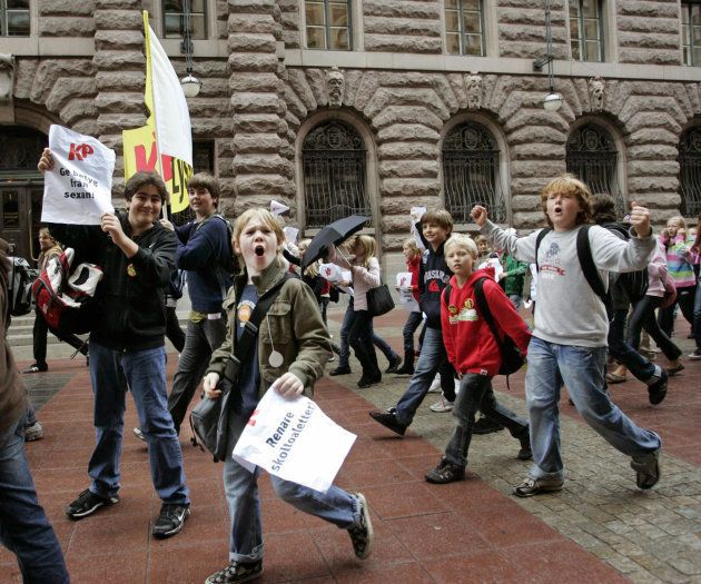 スウェーデンの国会前でのデモに参加する子供たち（2006年）