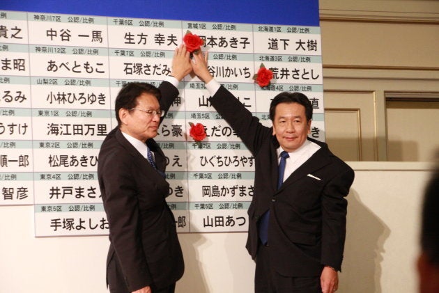 立憲民主党の枝野幸男代表（右）と長妻昭・代表代行。立憲民主党の開票センターで（2017年10月22日）