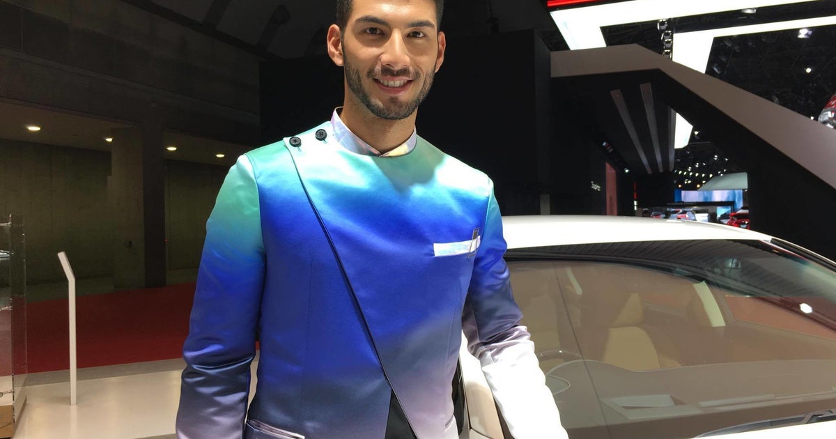 ぐるぐる歩き回る男性コンパニオンが気になる 異彩を放ったレクサスの おもてなし ハフポスト