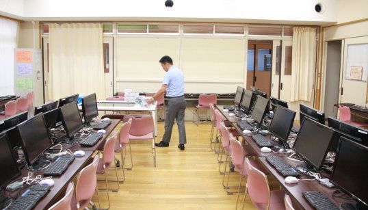 校内では「ラズペリーパイ＋マイクラ」で学べる環境が整備されている。