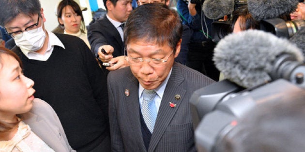 報道陣に囲まれながら、会見場を退出する信貴芳則市長(中央)=27日午後、大阪府岸和田市、水野義則撮影