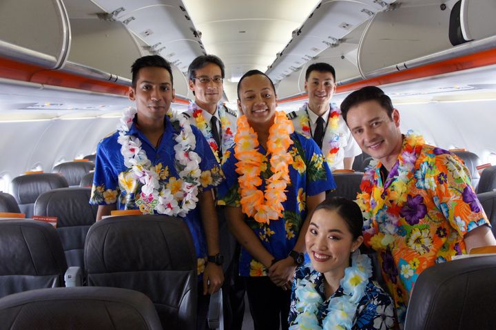 ジェットスター・アジア航空、那覇発初便の操縦士と乗務員ら。沖縄からのシンガポール線利用を呼び掛けた＝11月17日、シンガポール・チャンギ空港