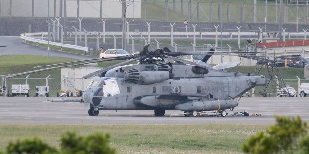 米軍普天間飛行場に駐機する、窓枠部分がシートで覆われた米海兵隊のＣＨ５３Ｅ大型輸送ヘリコプター＝１４日、沖縄県宜野湾市