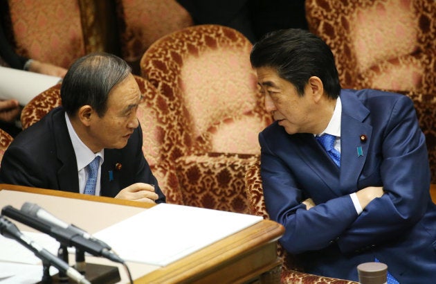 参院予算委員会で菅義偉官房長官（左）と話す安倍晋三首相＝24日、国会内 撮影日：2017年03月24日