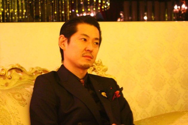 歌舞伎町の手塚さんが経営するホストクラブにて。