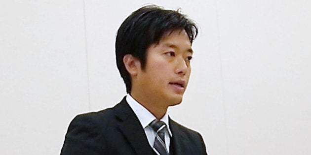 日本維新の会に離党届を提出し、記者会見する丸山穂高衆議院議員=2017年10月31日、東京・永田町の衆院議員会館