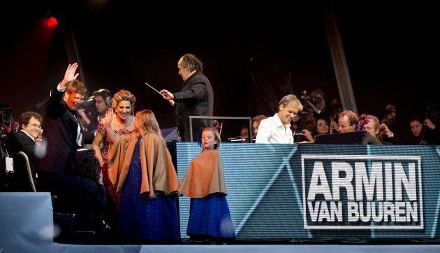 2013年、オランダ国王即位記念コンサートでのアーミン・ヴァン・ビューレンとロイヤルファミリー。国王夫妻もヴァン・ビューレンのファンだという