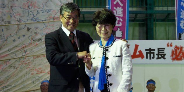 総決起大会で夫人の手を握る稲嶺進氏（左）＝1月23日、名護市の21世紀の森屋内運動場