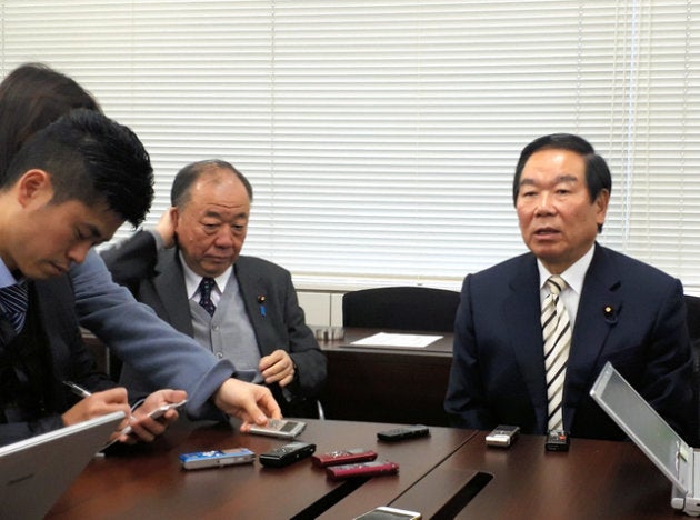 派閥の例会後にブリーフをする額賀会長(右)=東京都千代田区永田町