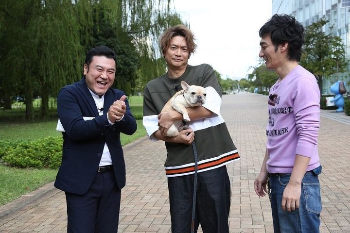 草彅の愛犬・くるみちゃんは10月4日放送の『おじゃMAP!! スペシャル』（フジテレビ系列）でテレビ初登場した。左から番組MCの山崎弘也、香取とくるみちゃん、草彅。