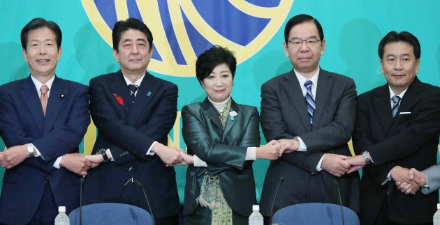 党首討論会で握手する希望の党代表の小池百合子東京都知事（中央）ら＝８日、東京都千代田区 撮影日：2017年10月08日