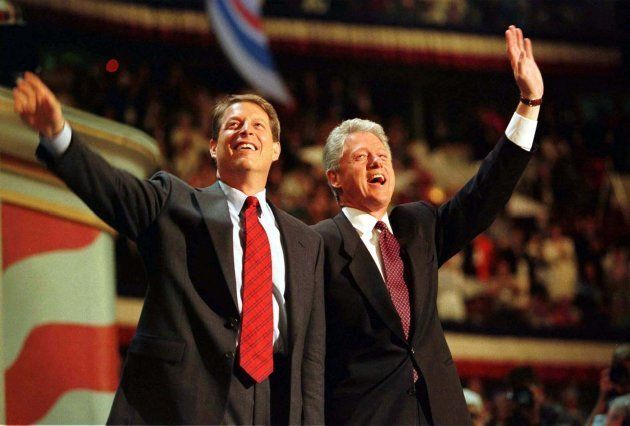 ゴア氏はクリントン政権（1993年-2001年）で副大統領を務め、2000年の大統領選に出馬。得票数では勝りながらも、ジョージ・ブッシュ氏に敗れた。「国民の団結と民主主義の強さを守るため身を引きます」。それが敗北宣言の言葉だった。