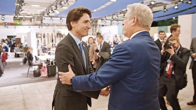 COP21の会場でカナダのトルドー首相と握手を交わすアル・ゴア氏（『不都合な真実2：放置された地球』より）