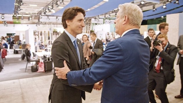 COP21の会場でカナダのトルドー首相と握手を交わすアル・ゴア氏(『不都合な真実2:放置された地球』より)
