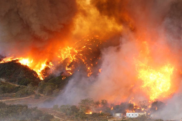 10月にカリフォルニア州で発生した大規模な山火事。焼失面積は880平方キロメートルを超えた。これは東京23区の面積(およそ619平方キロメートル)を上回る規模だ。