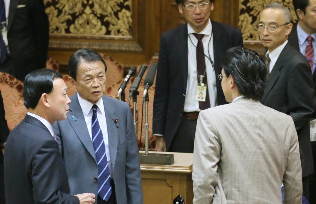 参議院予算委員会が始まらず、退室するため席を立つ麻生太郎副総理兼財務相（左から２人目）。右奥は財務省の太田充理財局長＝６日、国会内