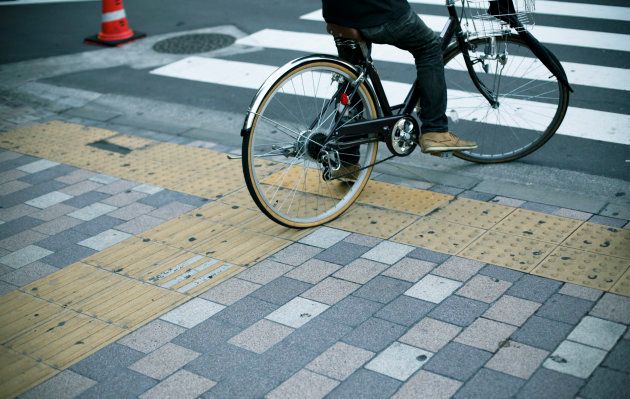 日本では、通勤通学に自転車に乗る人も多い。
