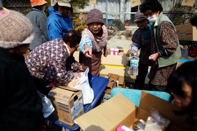 東日本大震災直後、宮城県気仙沼市・大島での配給の様子（2011年3月25日撮影）
