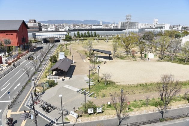 小学校予定地の東側にある豊中市の防災公園。面積が小学校用地とほぼ一緒のこの土地を、市は国から約14億円で購入していた＝大阪府豊中市