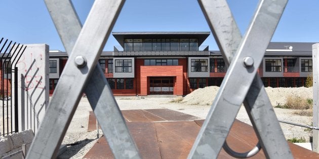 森友学園が建設を進めていた小学校の建物。計画は頓挫し、正面入口はフェンスで閉ざされている＝大阪府豊中市