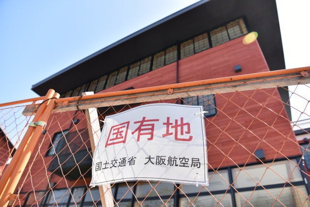 計画が頓挫し、建設工事が途中で止まったままの森友学園の小学校。土地を国が買い戻したため、フェンスには「国有地」とのプレートが掲げられていた＝大阪府豊中市