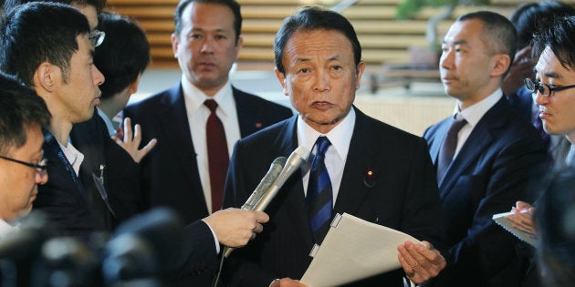 閣議後、記者団の取材に応じる麻生太郎財務相（中央）＝１０日、首相官邸