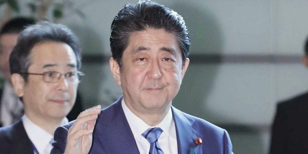 首相官邸に入る安倍晋三首相（手前）＝4月11日午前、東京・永田町 