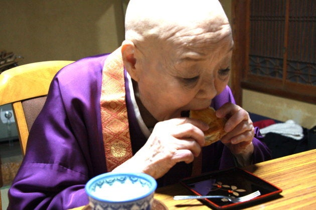 寂聴先生はお菓子もお好き。アップルパイも豪快にペロリ。とってもチャーミングです。