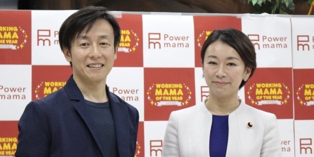 ソフトウエア開発会社「サイボウズ」の青野慶久社長と、山尾志桜里・衆院議員