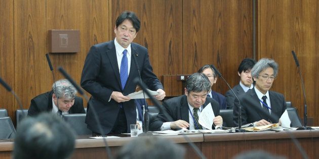 参議院外交防衛委員会で答弁する小野寺五典防衛相（中央左）＝１２日、国会内 