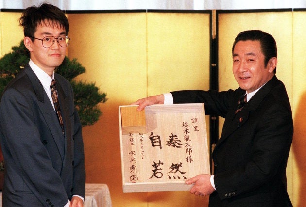 内閣総理大臣顕彰を受けた羽生善治名人(左)からサイン入りの将棋盤を贈られた橋本龍太郎首相(東京・首相官邸) 撮影日:1996年03月21日