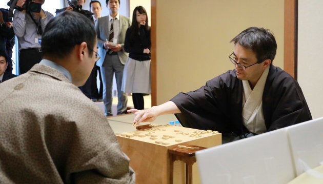 第30期竜王戦7番勝負第5局の対局を振り返る渡辺明2冠(竜王、棋王・左)と「永世7冠」となった羽生善治棋聖=5日、鹿児島県指宿市 撮影日:2017年12月05日