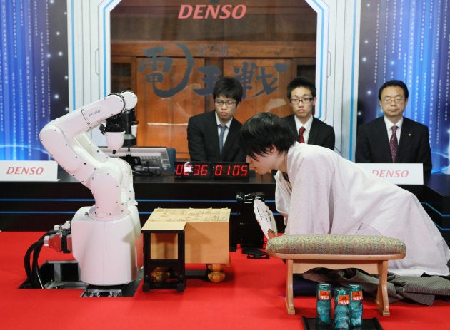 第2期電王戦2番勝負第2局。将棋ソフト「PONANZA(ポナンザ)」と対局する佐藤天彦名人=20日、兵庫県姫路市の姫路城 撮影日:2017年05月20日