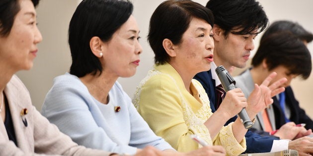 会見する野党議員ら＝4月17日、東京・永田町