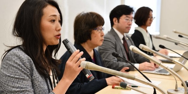 記者会見する弁護士グループ＝4月19日、参院議員議員会館