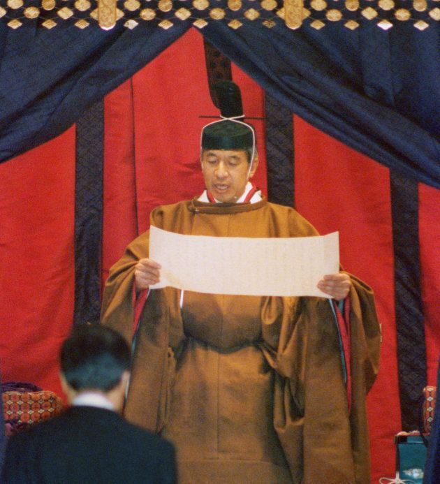 内外に即位を宣明する「即位礼正殿の儀」に臨まれた天皇陛下（1990年11月12日）