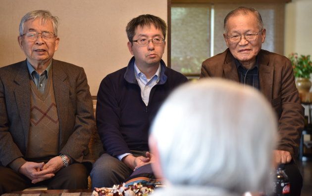 伊東さん（手前）の話を聞く遺族の松倉紀昭さん（左）と息子の千昭さん（中央）、倉田紀さん
