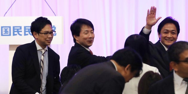 国民民主党の設立大会に臨む大塚耕平氏(奥中央)と玉木雄一郎氏(同右)=7日、東京都千代田区