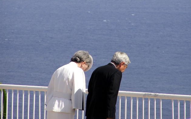 太平洋戦争の悲劇の地「スーサイドクリフ」の上に立って頭を垂れる天皇、皇后両陛下（アメリカ・サイパン島、撮影日：2005年06月28日）