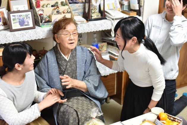 手紙を渡し終わり、北山さんに別れを告げる学生ら。学生らの目には涙があふれた＝札幌市中央区